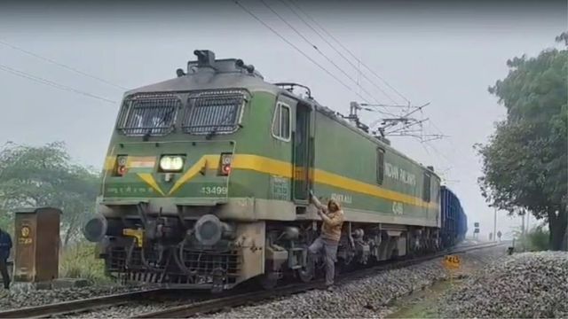 'मेरी ड्यूटी खत्म हो चुकी है'...नाराज लोको पायलट ने मालगाड़ी चलाने से कर दिया इनकार, हुआ हाईवोल्टेज ड्रामा
